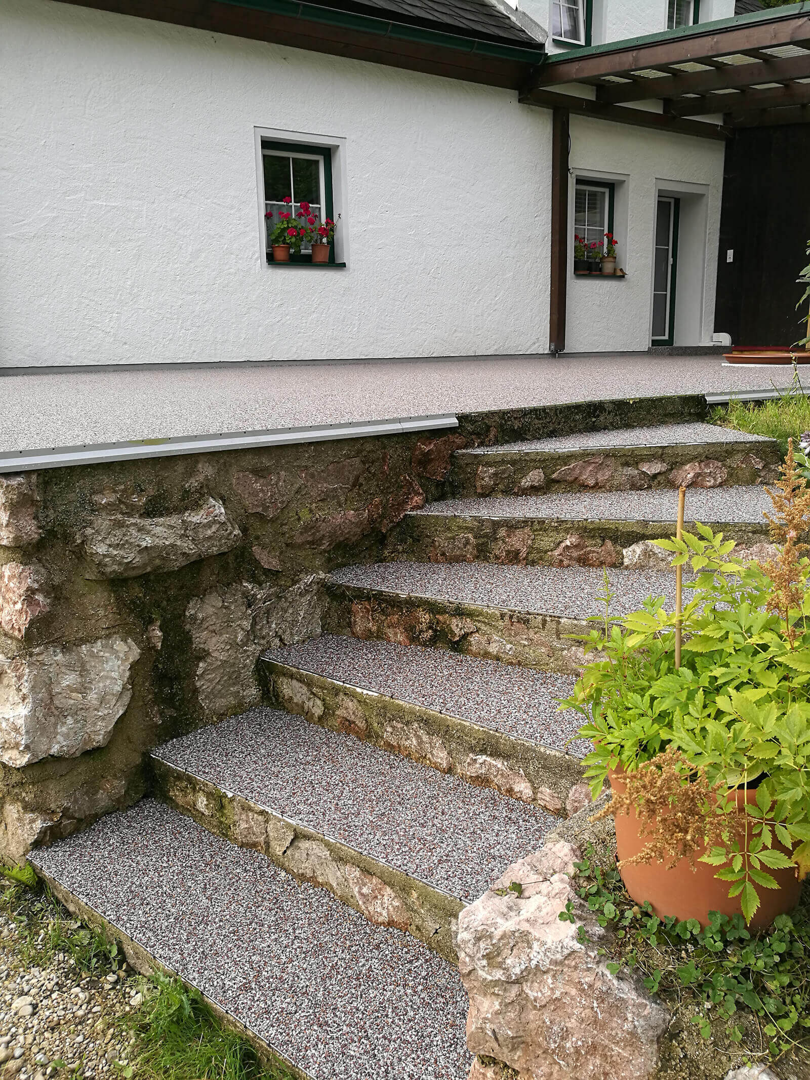 Murexin Referenz Natursteinteppich als Terrassenbelag im Salzkammergut