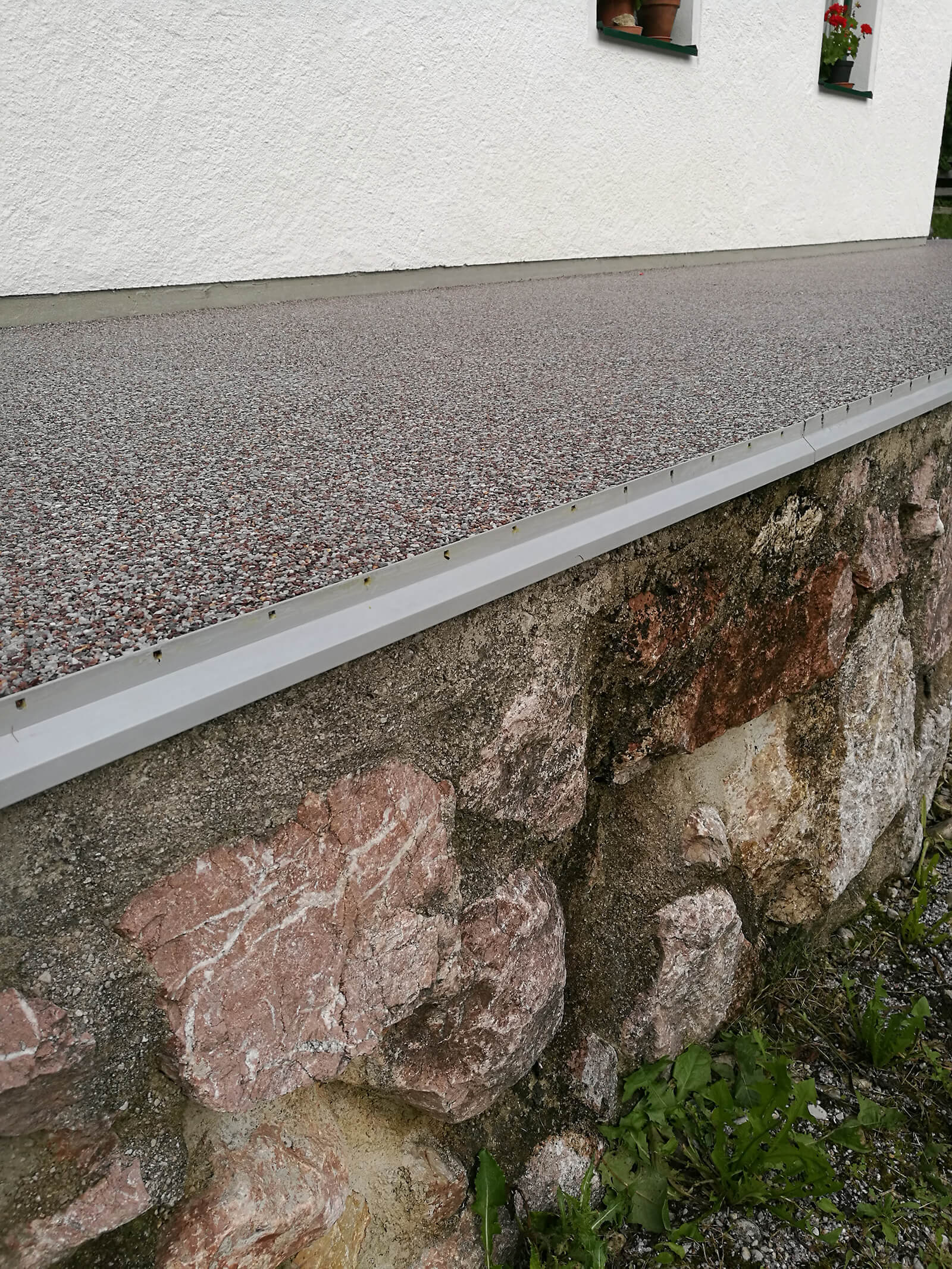 Murexin Referenz Natursteinteppich als Terrassenbelag im Salzkammergut